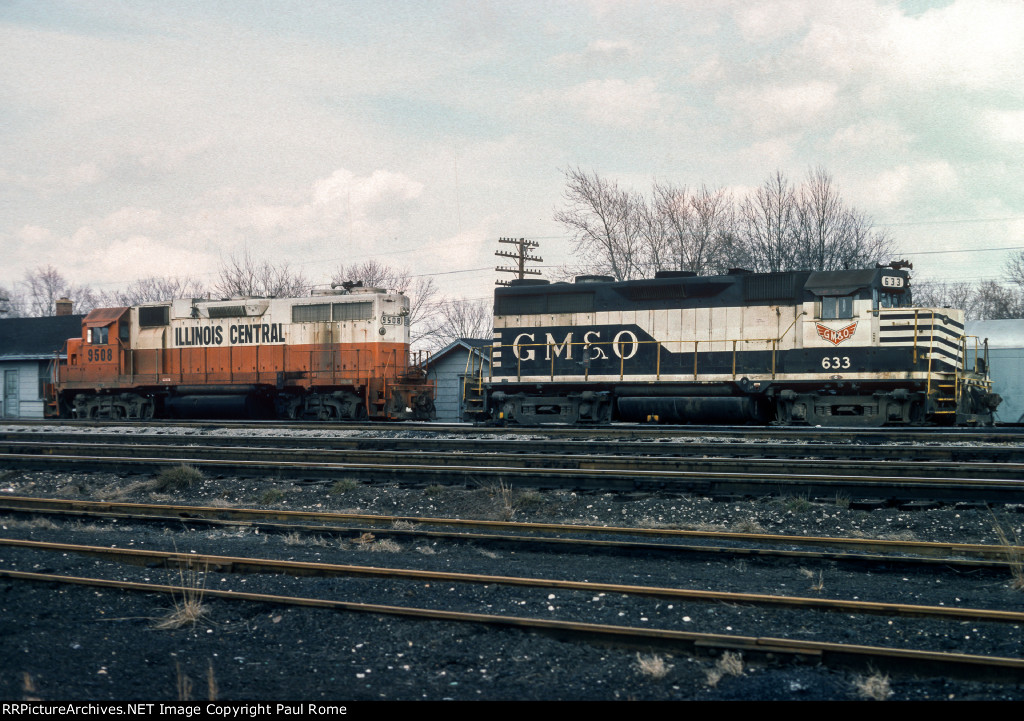 GMO 633 EMD GP35, and IC 9508 EMD GP38AC sit in the yard 